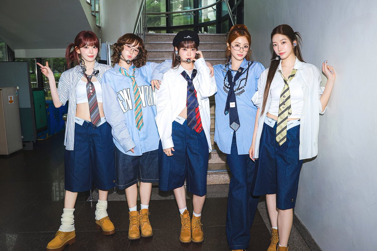 izone_s_m's tweet photo. 咲良ちゃん、このブーツ履いてますかね？
いろいろ観てるんですがちょっと自信なくて。。
教えてくださいピオナの方🙇‍♀️

#宮脇咲良
#LE_SSERAFIM 
#DIFFERENT https://t.co/j7dsARQH7E