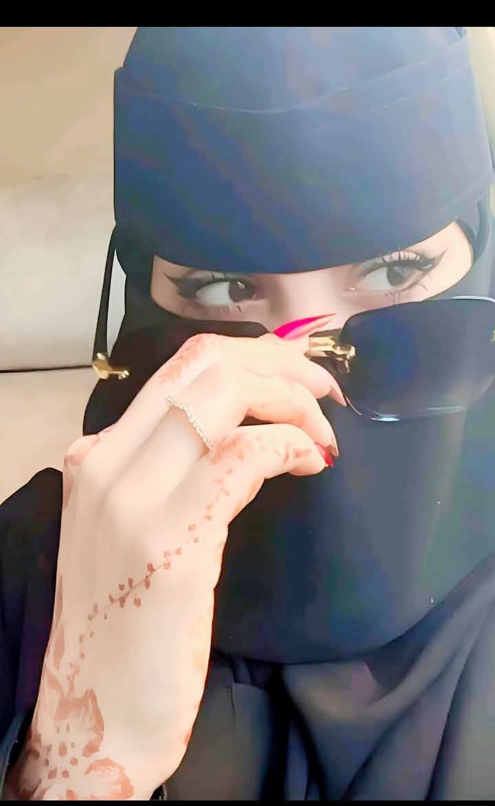 عيونك تذوبني واجيلك بدون شعور 
ويروح العمر وانا مع نظرتك سارح 

اببقى معك حتى لو ان الزمان  يدور 
انا كل يوم احبك اكثر من البارح  ♥️