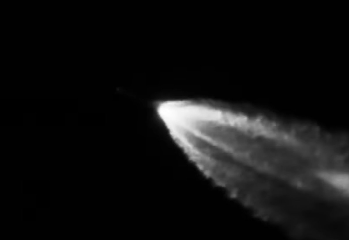 DJSnM's tweet image. Ok, well it&apos;s a good thing I posted because this makes so much more sense - look at the hot gas just above the tail of the booster.