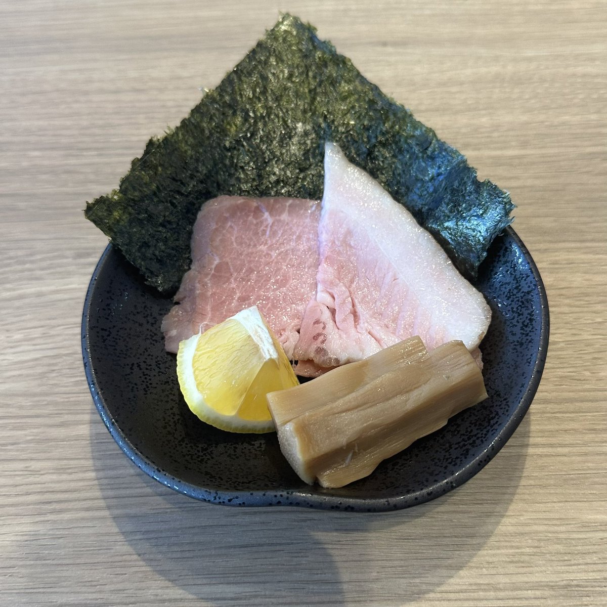 つけ麺 BUKKO@土岐市（8/17）

つけ麺 並盛

ニュルツルムチモチーッと粘り腰のある太麺は啜り心地&amp;喉越し最高🍜
小麦の風味旨味をしっかりと感じられる🌾

濃密な豚の旨味たっぷりなつけ汁がめちゃ旨🐖
豚の風味が鼻から抜け、タレ感もバッチリ🤤

できれば毎週食べたいよなあ❤️‍🔥
最高に美味しかった🥹