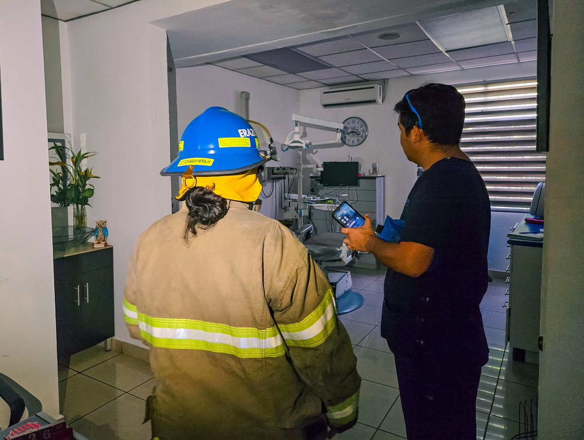 🚨Atendimos incendio en acometida eléctrica de Multiclínicas Escalón,📍79 Av. Norte y 7ª Calle Poniente, Col. Escalón, San Salvador. Se realizaron maniobras de enfriamiento y corte de energía para eliminar riesgos y evitar propagación. 📞9️⃣1️⃣3️⃣🚒💨
