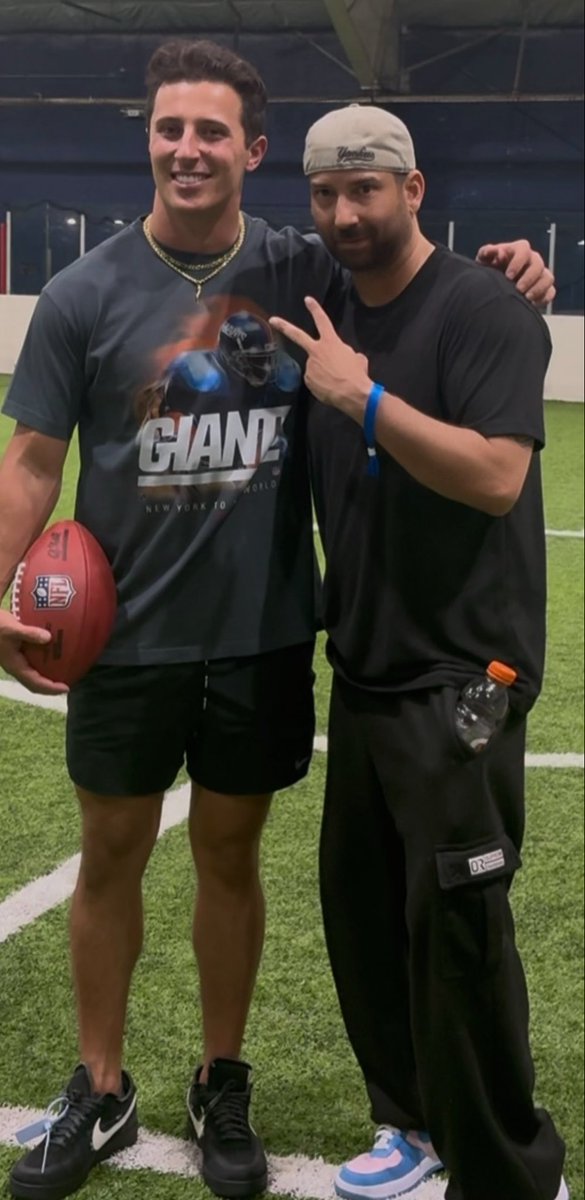 GRPofthelibrary's tweet photo. My cousin just got out of rehab so we took him to see his favorite NY Giants player. Everyone let him know how good sobriety looks on him!!! #ReadMoreBooks #SayNoToDope #GiantsLegend #2TommysCuttinItUp https://t.co/wW0Moxv1TN