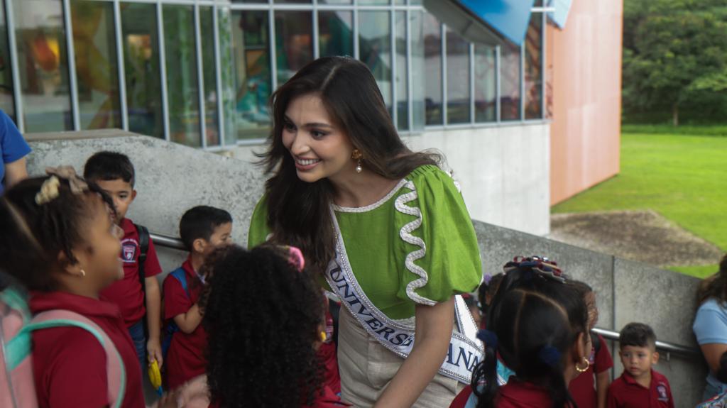 Hoy tuvimos el honor de recibir la visita de la Miss Universo Victoria Kjær Theilvig, acompañada de nuestra Miss Panamá Mirna Caballini, y los niños de la Academia Bilingüe Juntos Podemos Curundú.
Agradecemos a la Fundación Causa Nuestra por hacer posible este memorable encuentro