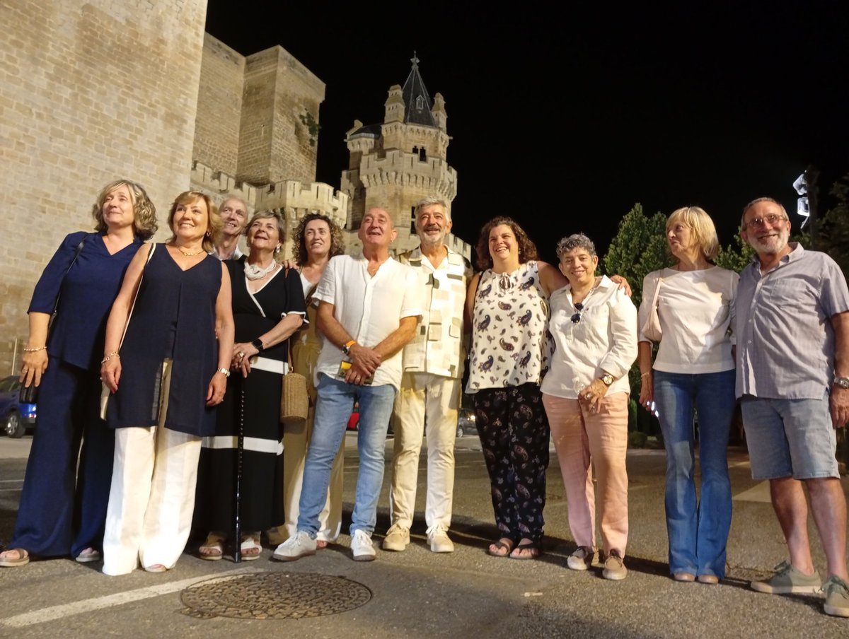 3/3 También arroparon la inauguración la vicepresidenta del Gobierno de Navarra, Ana Ollo, y compañeros y amigos de Koldo García, así como todos representantes municipales, los técnicos del proyecto y cientos de vecinos que desde la Plaza observaron el encendido.
