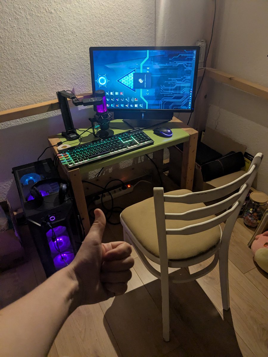 Leute, das hier ist mein improvisiertes Übergangs-Setup wegen dem Umzug xD
Ich wede wahrscheinlich auch mein zweijähriges Twitch Anniversary am 3.9. mit diesem Setup streamen müssen. 🥲