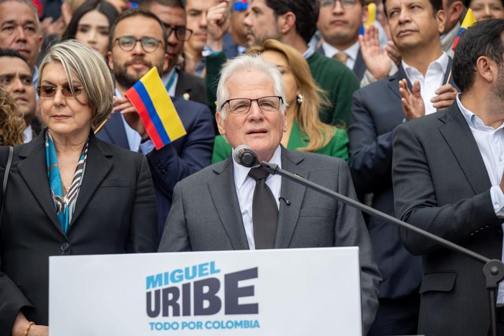 Por la calle del Medio (@plcdelmedionews) on Twitter photo #POLÍTICA | 🇨🇴 Miguel Uribe Londoño, padre del asesinado precandidato Miguel Uribe Turbay, anunció su candidatura presidencial en Bogotá.
Aseguró que no tiene miedo, prometió “recuperar la seguridad” y continuar el legado de su hijo.
Vía <a href="/ReporteYa/">Reporte Ya</a> #POLÍTICA | 🇨🇴 Miguel Uribe Londoño, padre del asesinado precandidato Miguel Uribe Turbay, anunció su candidatura presidencial en Bogotá.
Aseguró que no tiene miedo, prometió “recuperar la seguridad” y continuar el legado de su hijo.
Vía <a href="/ReporteYa/">Reporte Ya</a>