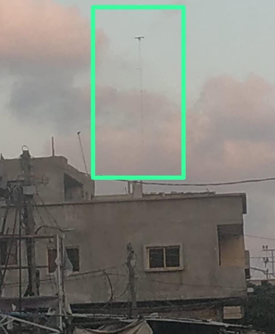 الملل الذي أصاب جنود الجيش النازي جعلهم يبتكرون طرق جديدة للقتل الجماعي.

في محاور التوغل بمدينة غزة، يتفنن جنود جيش الاحتلال الإسرائيلي في أساليب القتل والتعذيب، حسب شهود عيان أصبحت طائرات كواد كابتر تحمل سلم، وفي داخله مايقارب ال 20 صندوق متفجر.

حيث تقوم بإلقاء السلم على ظهر