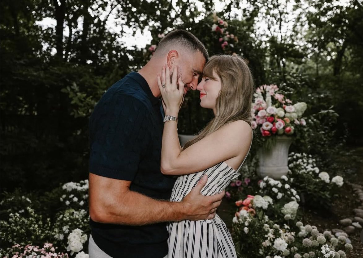 AmbrButlr's tweet photo. #Tayvis engagement!!!!!!!!!!!!! https://t.co/Yfeikn6JWa