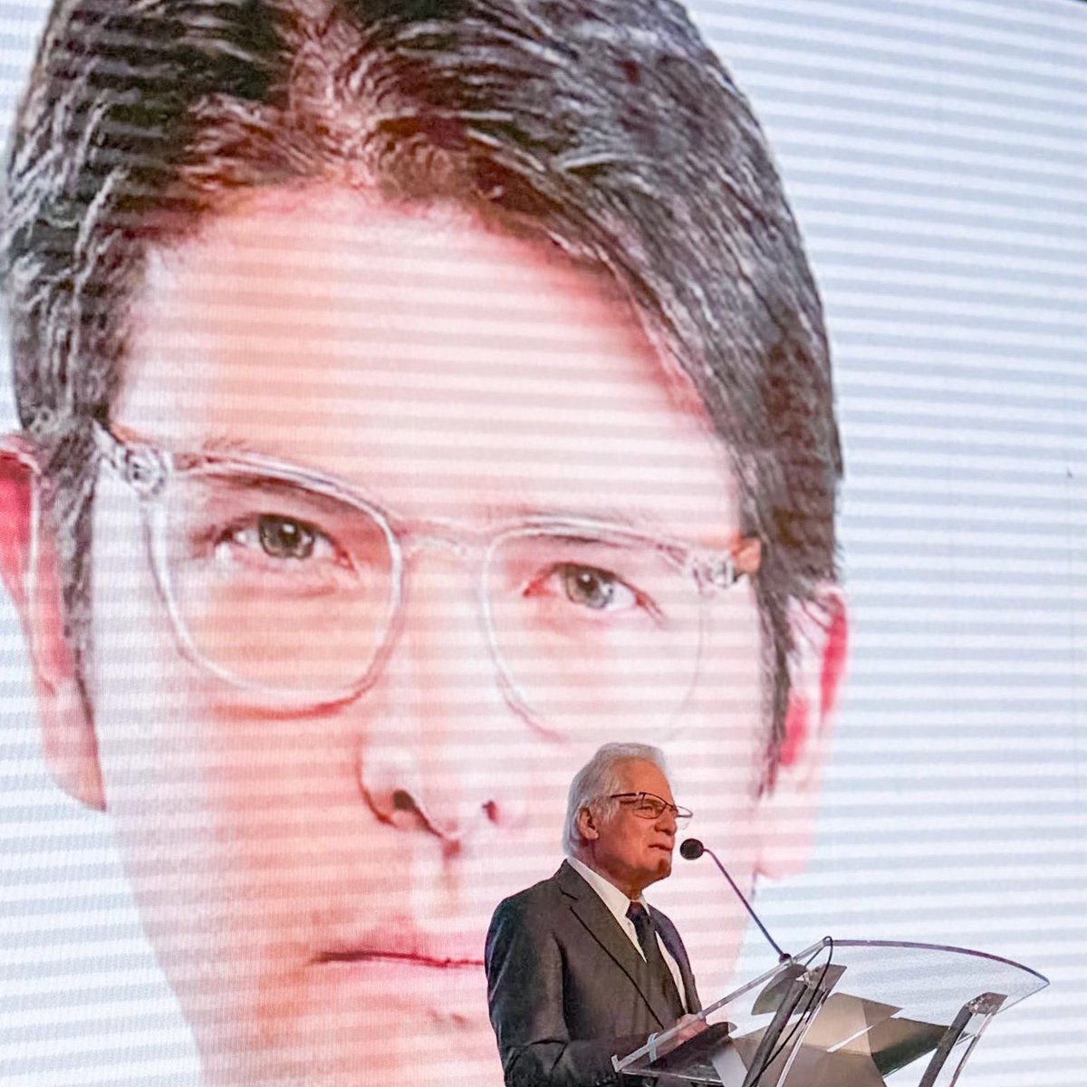 EsmeHernandezSi's tweet image. Cuando creemos que la política no puede caer más bajo, pasa esto. Usar el dolor de una familia y la pérdida de un hijo para buscar votos es una degradación absoluta. Convertir el asesinato de Miguel Uribe en herramienta electoral no es solo una bajeza, sino es la muestra del…