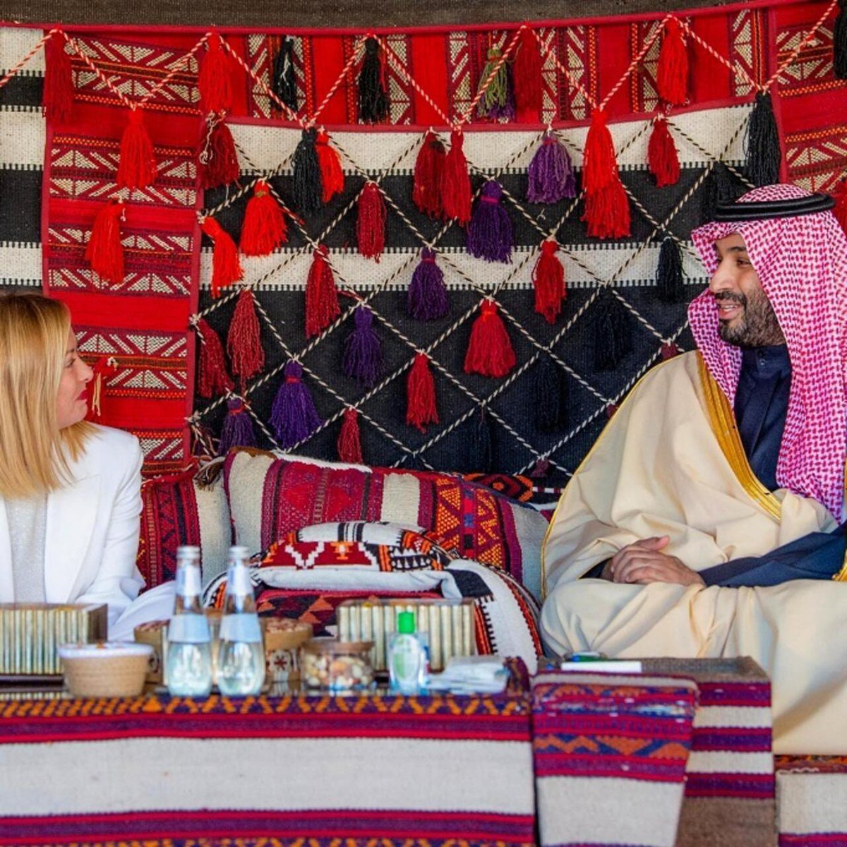 Ghaazey's tweet photo. فيصل بن فرحان في مهمة أوروبية لوقف الحرب على غزة ودعم حل الدولتين والاعتراف بفلسطين

- الأمير فيصل بن فرحان وزير الخارجية السعودي @FaisalbinFarhan، يبدأ من ألمانيا اليوم، جولة أوروبية، يكملها الخميس، في إيطاليا.

- من المقرر أن يلتقي سمو وزير الخارجية السعودي، نظيره نائب رئيس الوزراء وزير الخارجية الإيطالي أنتونيو تاياني.

- من المتوقع مناقشة العديد من ملفات التعاون الثنائي في ضوء مجلس الشراكة الاستراتيجية بين حكومتي البلدين، إلى جانب مناقشة ملف الحرب الاسرائيلية على #غزة، وحل الدولتين والاعتراف الدولي بدولة فلسطين.

- تشهد العلاقات #السعودية الإيطالية تقدّماً على صعيد التنسيق الثنائي، وخلال العامين الماضيين فقط، عقد #ولي_العهد السعودي الأمير #محمد_بن_سلمان ورئيسة الوزراء الإيطالي ميلوني 7 مشاورات سياسية بين البلدين، تضمّنت 6 اتصالات هاتفية وزيارة رسمية واحدة.

- من المقرر أن يعقد الوزيران مؤتمر صحفي يتناول أبرز المحادثات، وأرسلت وزارة الخارجية الإيطالية تنبيها�� بذلك لوسائل الإعلام