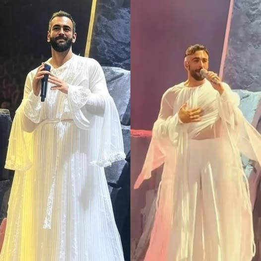 RobertoAvventu2's tweet photo. L’ultimo fantastico outfit esibito da Marco Mengoni in occasione del suo  concerto 🤮 https://t.co/lXnC2aiPDL