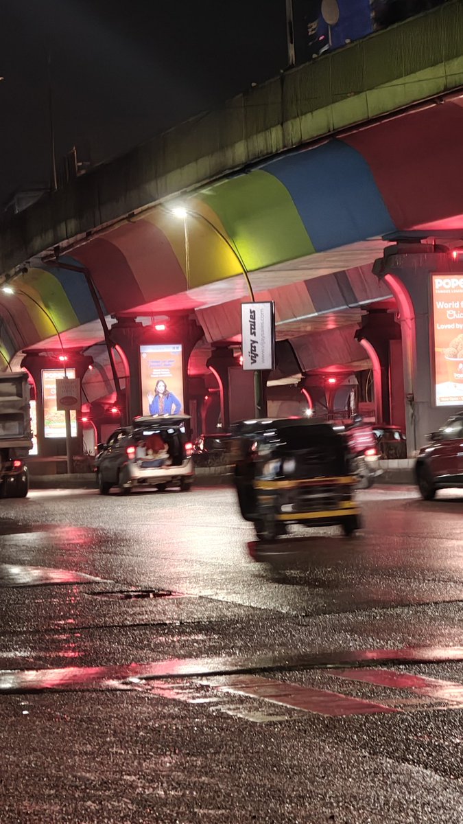 RoadsOfMumbai's tweet photo. These are not traffic lights, but red street lights!

How on earth do these lights get approved on a highway where there are traffic lights also below these?

Why is it so difficult for our babus to install basic warm or white street lights?

📍: Majiwada Junction, Ghodbunder Rd https://t.co/euMt2syVIq