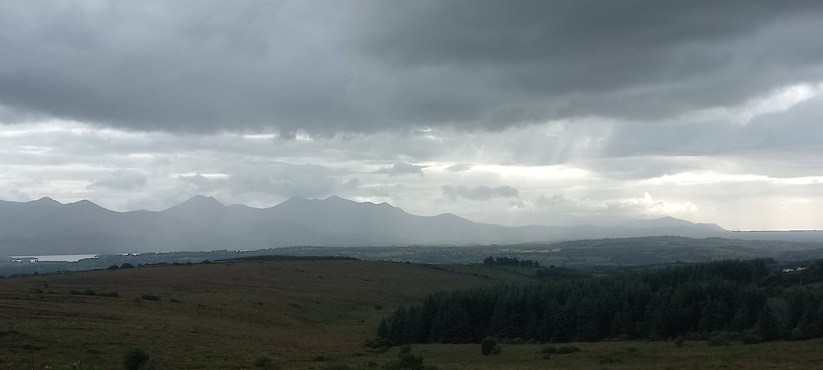 Lower Lake of Killarney to left ,Atlantic Ocean at Rossbeigh to right
#Kerry