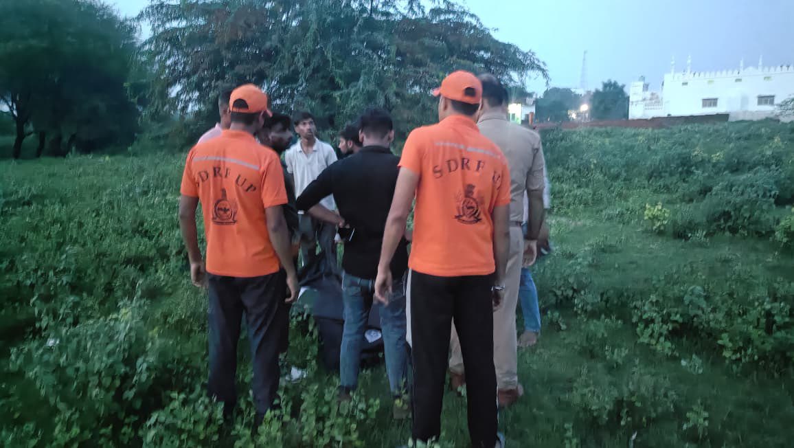SDRF_UP's tweet photo. दिनांक 26.08.2025 को जनपद-जौनपुर, थाना- कोतवाली  
अंतर्गत दो व्यक्तियो के डूबने की सूचना पर सर्च अभियान चला रही #SDRF_UP टीम द्वारा दो डेड बॉडी बरामद कर स्थानीय प्रशासन को सुपुर्द किया गया। https://t.co/rjSwqmiplB