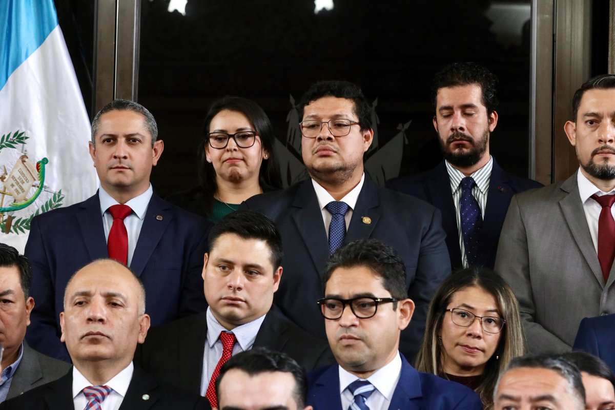 CongresoGuate's tweet photo. Esta acción se da luego de un amplio análisis en una mesa técnica que contó con la participación y aportes de 33 instituciones como @mingobguate, -Mindef-, @MinexGt, @PNCdeGuatemala, @MPguatemala, -SIB-, @SITgt, @Banguat, @INACIFGT, @AGEXPORTGT, jueces de mayor riesgo, sociedad civil, profesionales expertos en el tema, el Foro Presidencial para la Transformación Digital del Congreso de la República, las embajadas de Estados Unidos, China (Taiwán), Unión Europea, expertos chilenos, entre otros actores fundamentales.