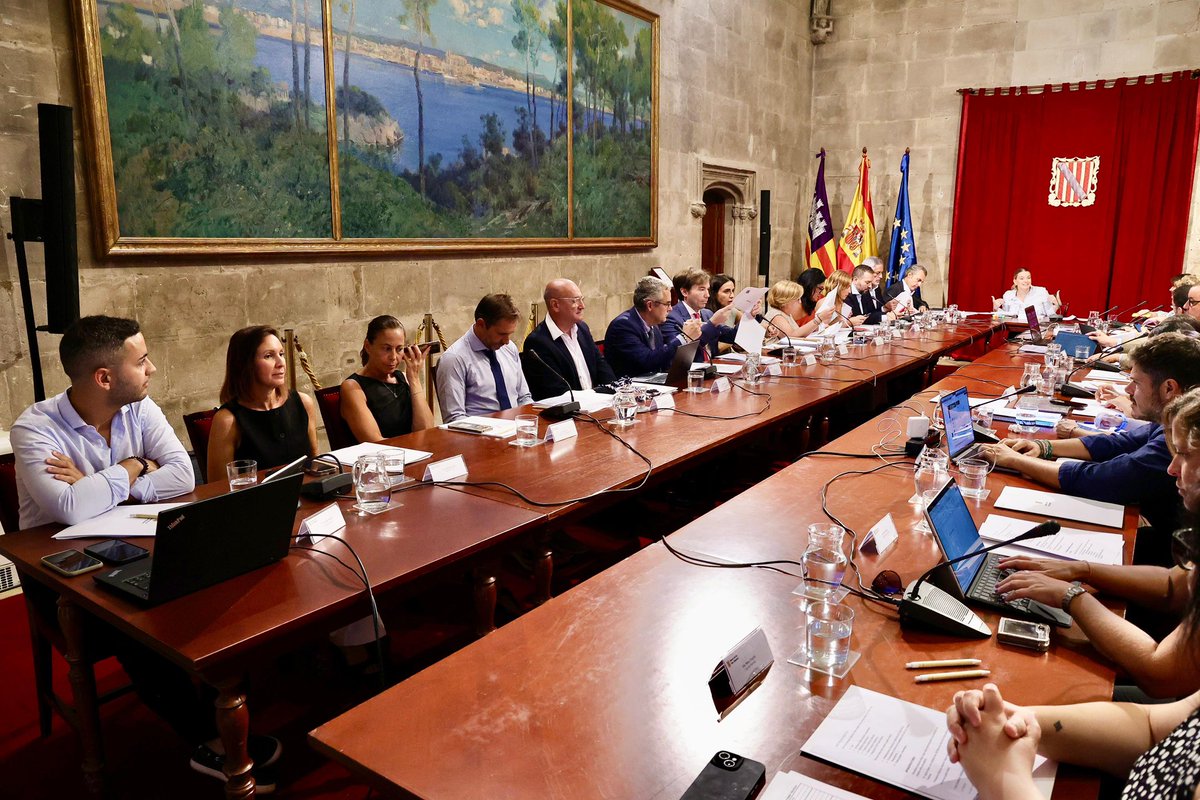Continuam reunint els equips de les conselleries a les taules de Govern. Avui, amb la conselleria <a href="/EDUN_IB/">EDUNIB</a>, encapçalada pel conseller <a href="/AVeraAlemany/">Antoni Vera</a>, hem abordat els principals projectes per a l’inici del nou curs escolar, que enguany comença amb la posada en marxa dels nous