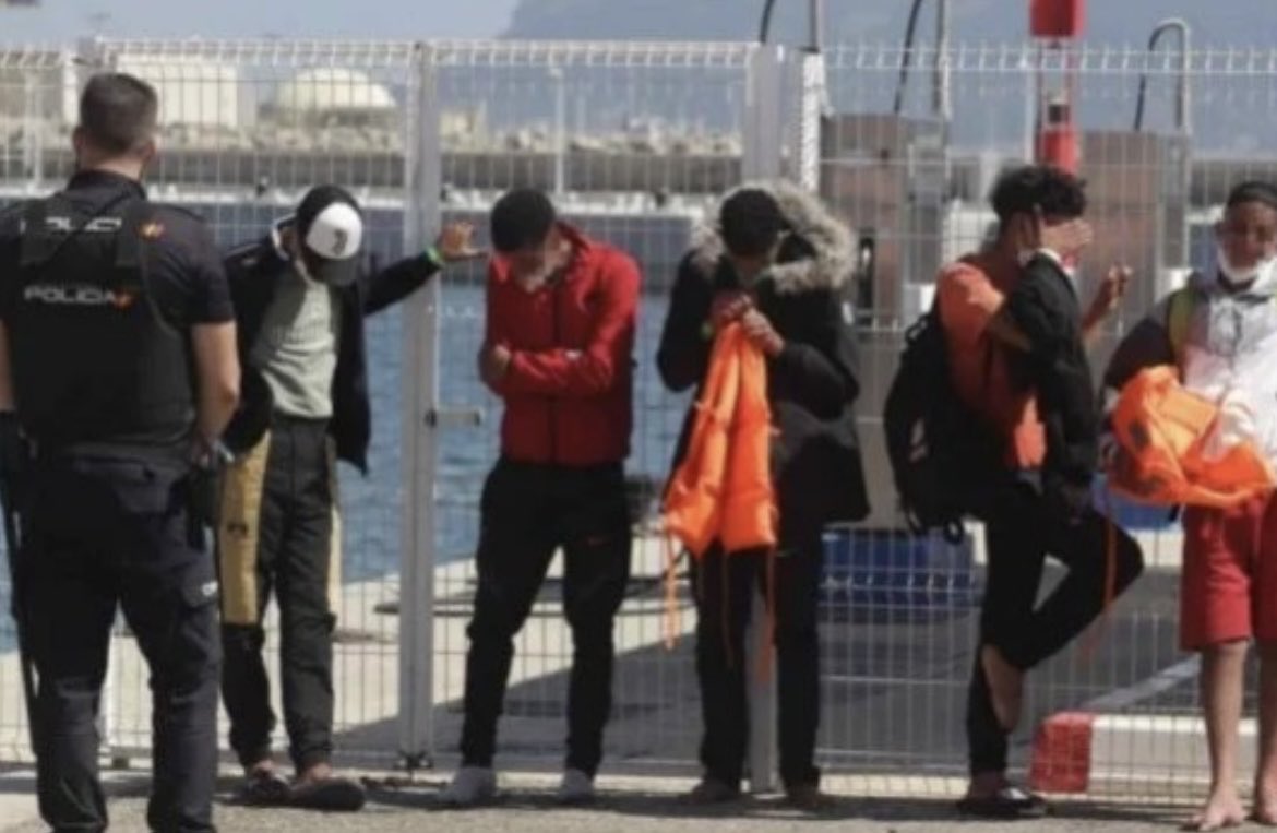 8 MENAS llegados en patera a las Baleares,son reubicados en un chalet de lujo con piscina en Ibiza.
El lugar donde han puesto este centro de menores,es una urbanización privada de 12 viviendas adosadas y piscina
…Y los trabajadores de la Isla están en asentamientos y caravanas🤦‍♂️