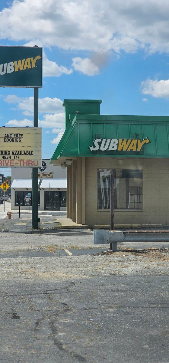 leemerie3d's tweet image. Anyone want some Ant free cookies? 

I didn't know the original cookies I had from @SUBWAY were not Ant free 😂 

#signfails #advertismentfail #cookies #eatfresh