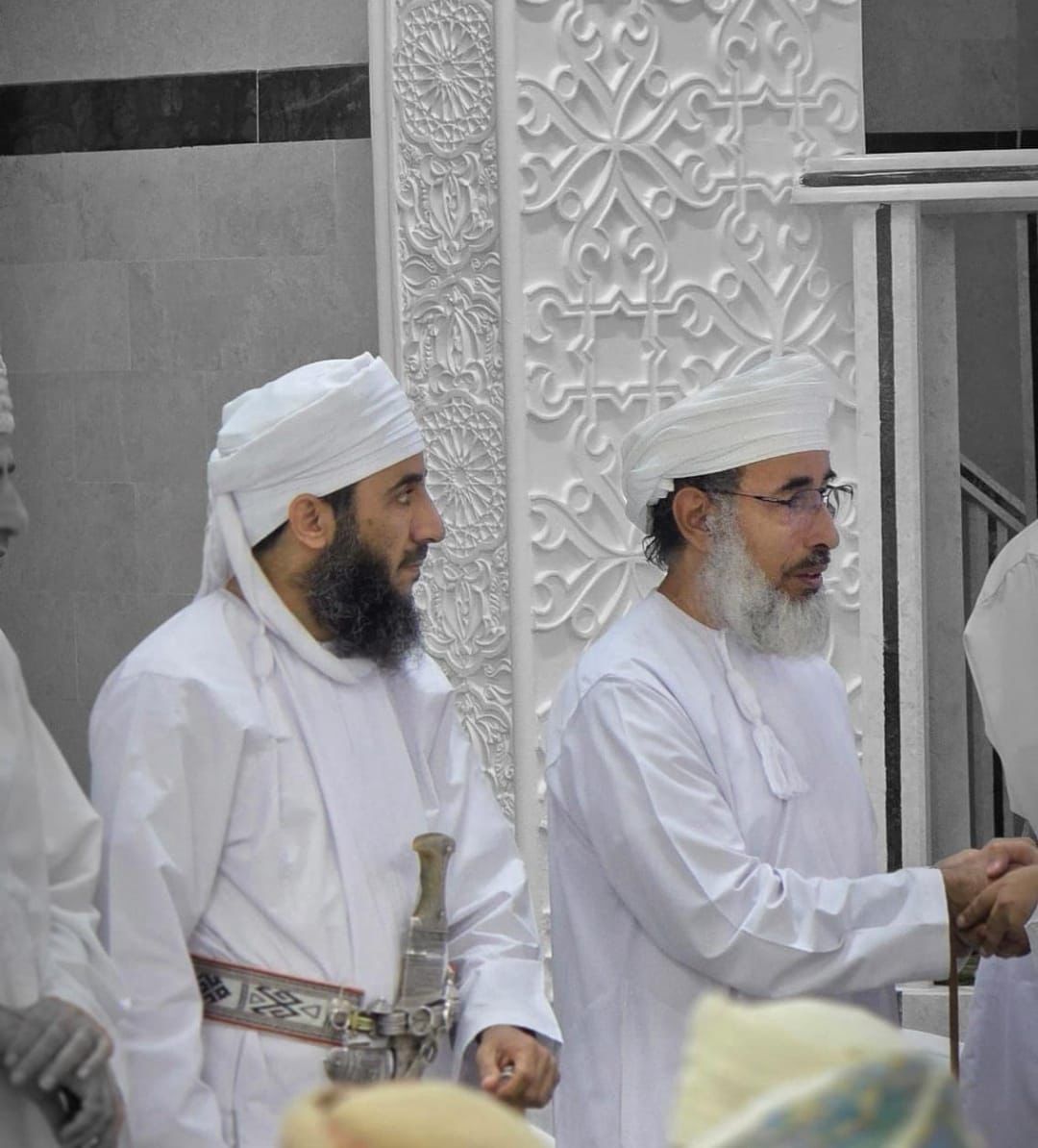 صورة اليوم لفضيلة الشيخ الدكتور/ كهلان الخروصي مساعد المفتي،  من عزاء اليوم الأول لوالد الشيخ د. سيف الهادي رحمه الله رحمةً واسعة🤲🏻