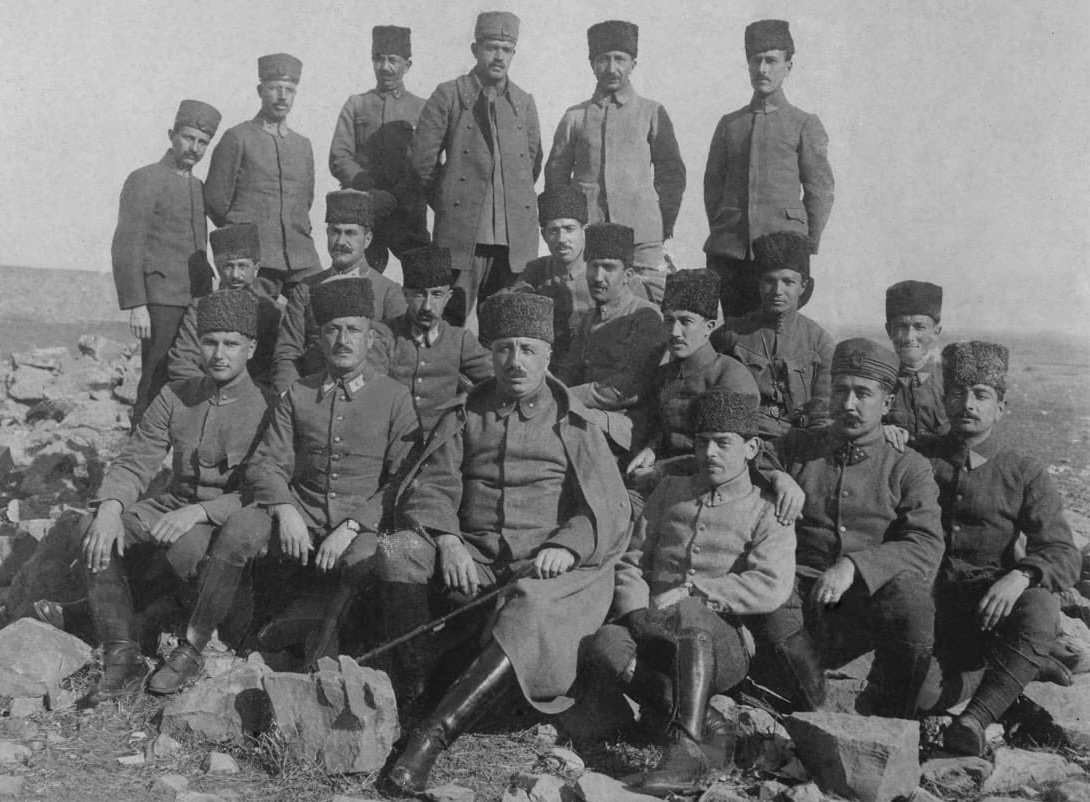 İşte o süvariler...
İşte o süvarilerin komutanı Fahrettin Paşa.

Biz sizden razıyız!
Biz size minnettarız!
Biz sizi unutmadık!
Biz sizi unutmayız!