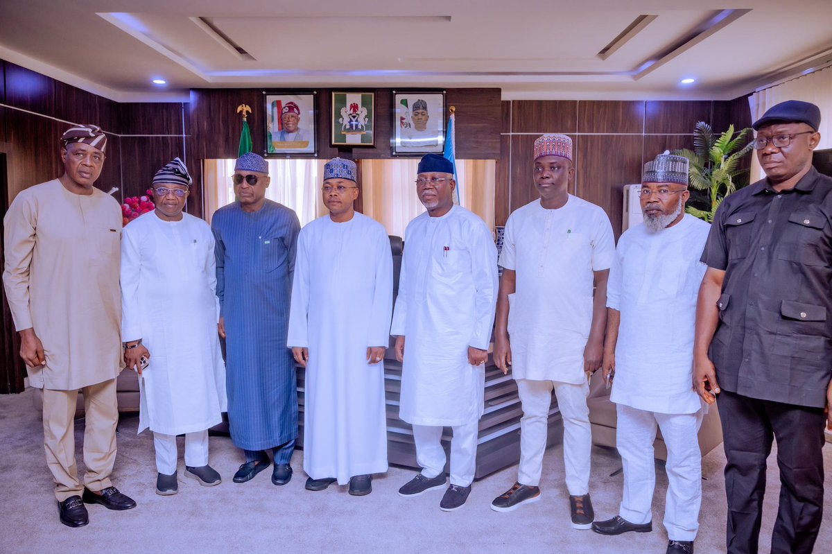 biodunaoyebanji's tweet image. I, together with my brother Governor Lucky Aiyedatiwa, paid a condolence visit to our brother and colleague, H.E. Usman Ododo, in Lokoja, over the passing of his father, Alhaji Ahmed Momoh Sani Ododo.

Our condolences to the entire family. Moments like this remind us of the bonds…