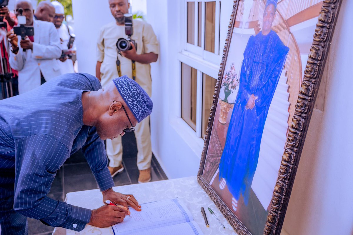 biodunaoyebanji's tweet image. I, together with my brother Governor Lucky Aiyedatiwa, paid a condolence visit to our brother and colleague, H.E. Usman Ododo, in Lokoja, over the passing of his father, Alhaji Ahmed Momoh Sani Ododo.

Our condolences to the entire family. Moments like this remind us of the bonds…