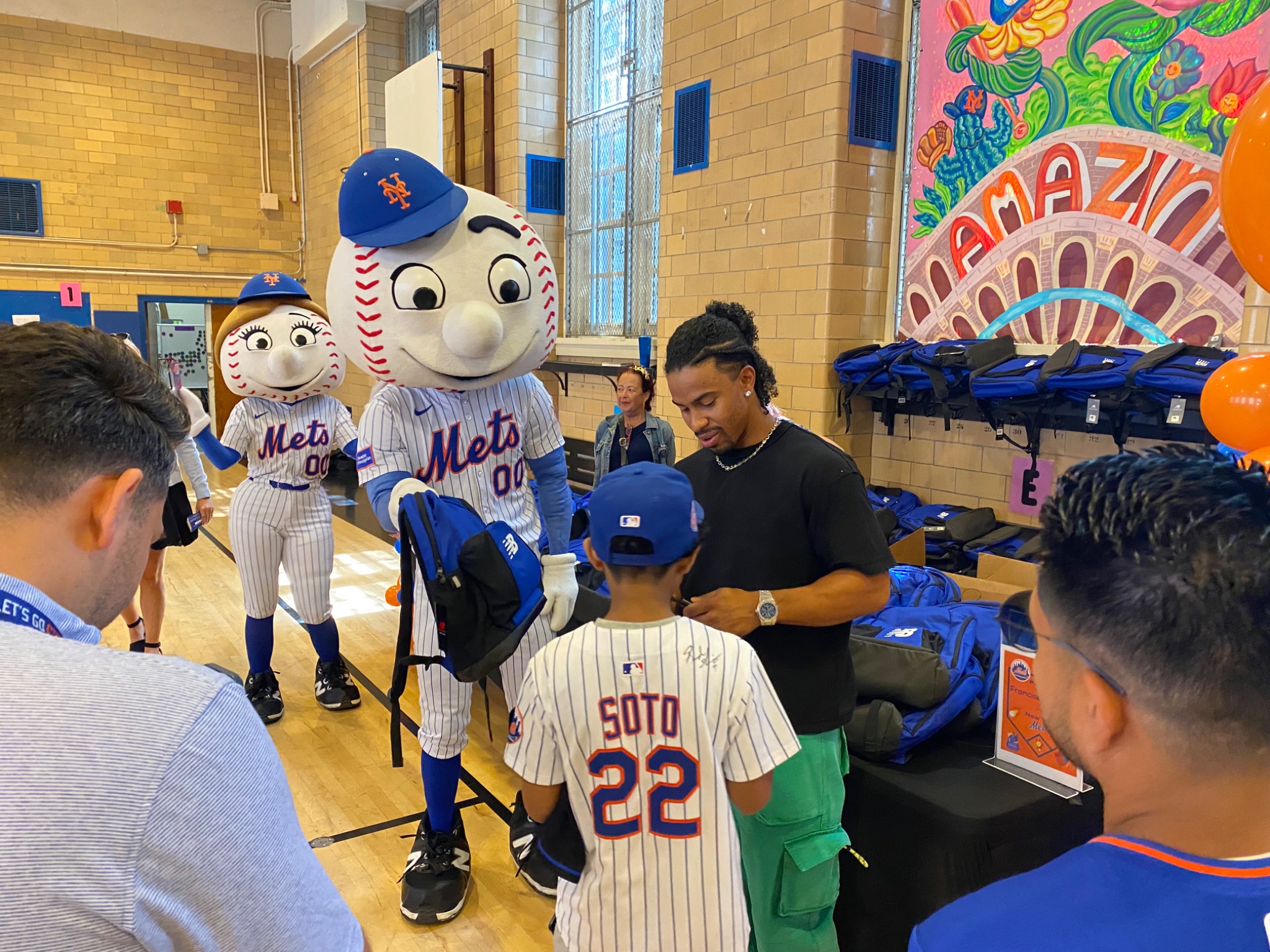 GzTFNxWW8AEDSub?format=jpg&name=large Francisco Lindor Surprises Kids in Queens With Backpacks Full of Supplies — and Hands Each One Out Himself
