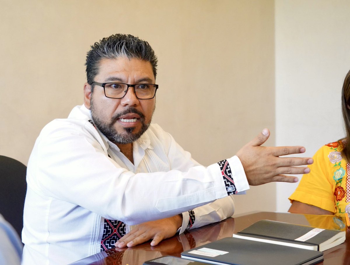 Otra pifía del Consejero Jurídico del Gobierno del Estado de Oaxaca  ahora deberán restituir en su cargo a los burócratas afectados por decreto.

Nuevamente la falta de sustento jurídico y conocimiento en materia de derecho, hizo que 677 trabajadores ganaran la batalla sobre un