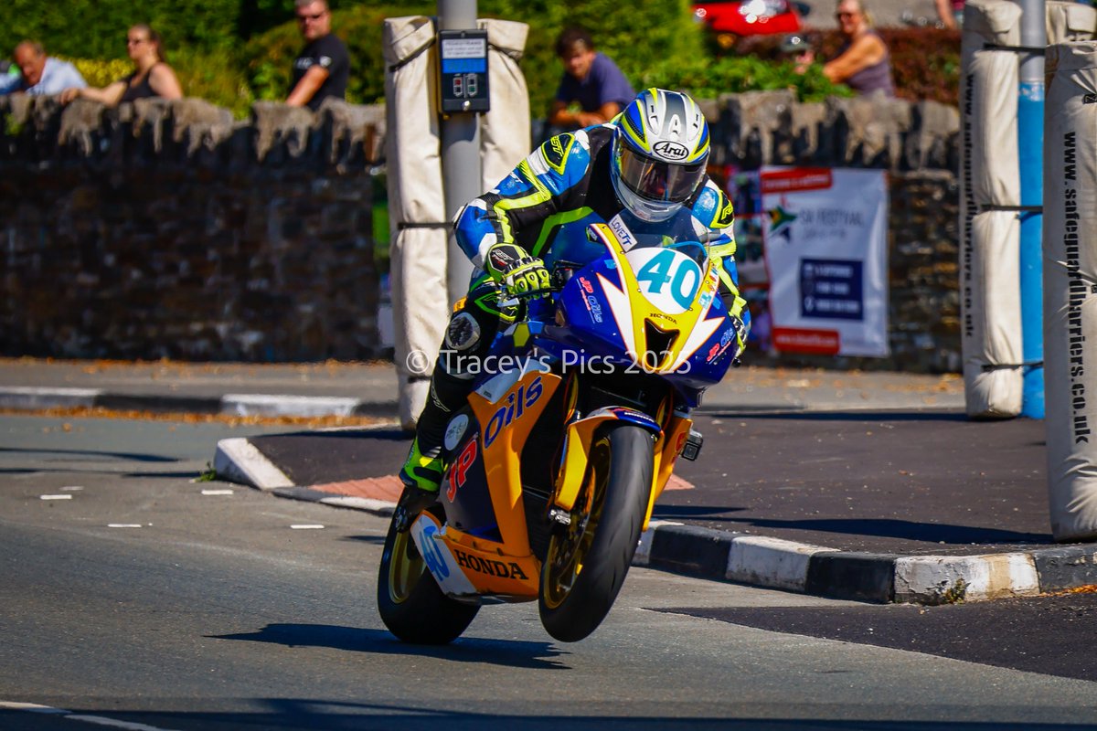 TraceysPics's tweet photo. @ManxGrandPrix It's good.... #backanewcomer and some older guys !! @ryanwhitehall #roadracing https://t.co/d1xy0myaL2