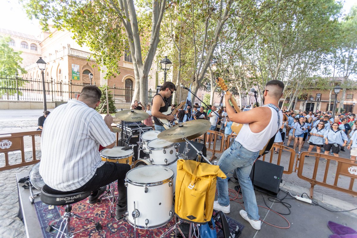 🎉 FERIAS Y FIESTAS | ¡Felicidades a la Peña festiva Los Pichis por su 40 Aniversario! Lo han celebrado esta tarde al ritmo de Bajo Zero.

👏🏻 Nuestros concejales <a href="/MariaArangurenV/">María Aranguren</a> y <a href="/J_albergr/">J.albergr</a> han celebrado junto a ellos. ¡A por otros 40 años!