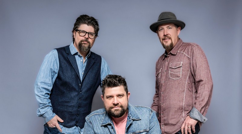 StarryMag's tweet image. .@FlatRiverBand fans can snag some insight into their cover of the @oakridgeboys' single "Leaving Louisiana in the Broad Daylight" reading reporter @AMotherKnows' exclusive interview at starrymag.com/flat-river-ban…! #countrymusic #LeavingLouisianaintheBroadDaylight #coversong