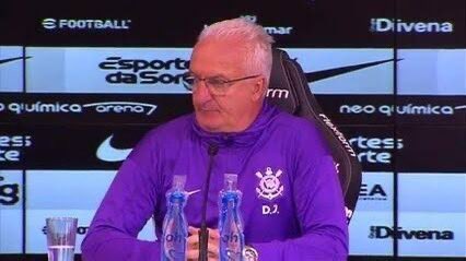 apresentação do Vojvoda no Santos:
olhar de orgulho, sorriso, respeito e admiração 

apresentação do Dorival no corinthians:
olhar triste, semblante chateado, quem só está ali por dinheiro

diferenças de grandeza nos pequenos detalhes, bizarro demais pqp.