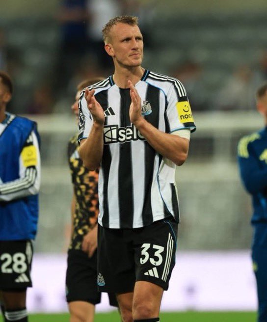 LFCVine's tweet image. Before Liverpool headed home on Monday night, Ngumoha found Dan Burn, the Newcastle defender, making a beeline for him.

Despite the pain of defeat, Burn was gracious, congratulating his rival and urging him to enjoy the moment.👏 

✍️ [@_pauljoyce]