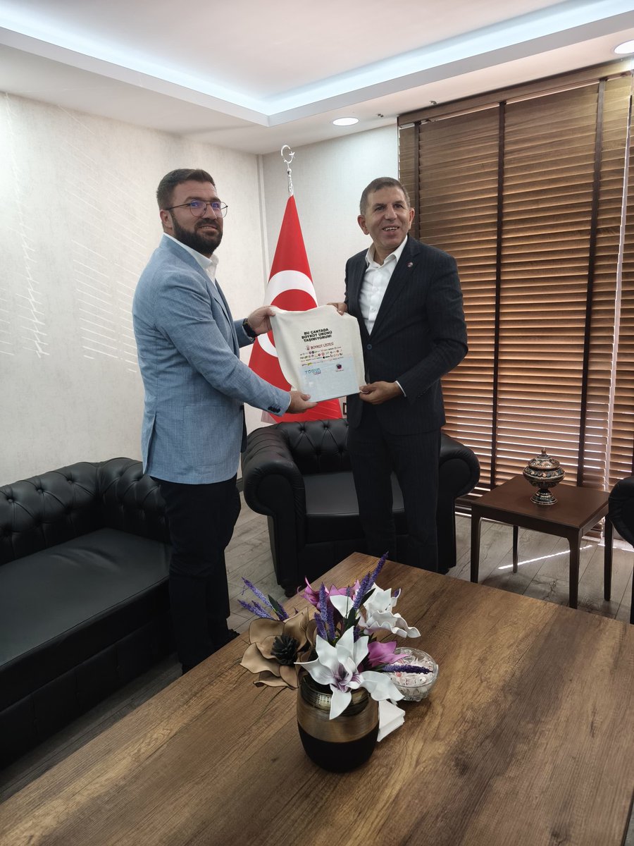 TÜGVA Diyarbakır İl Başkanı Abdullah Kikizade ve yönetim kurulu üyeleri sendikamıza ziyarette bulundular.Samimi bir ortamda gerçekleşen ziyarette eğitim, gençlik çalışmaları ve ortak değerlerimiz üzerine verimli istişarelerde bulunduk.Nazik ziyaretlernden dolayı teşekkür ediyoruz