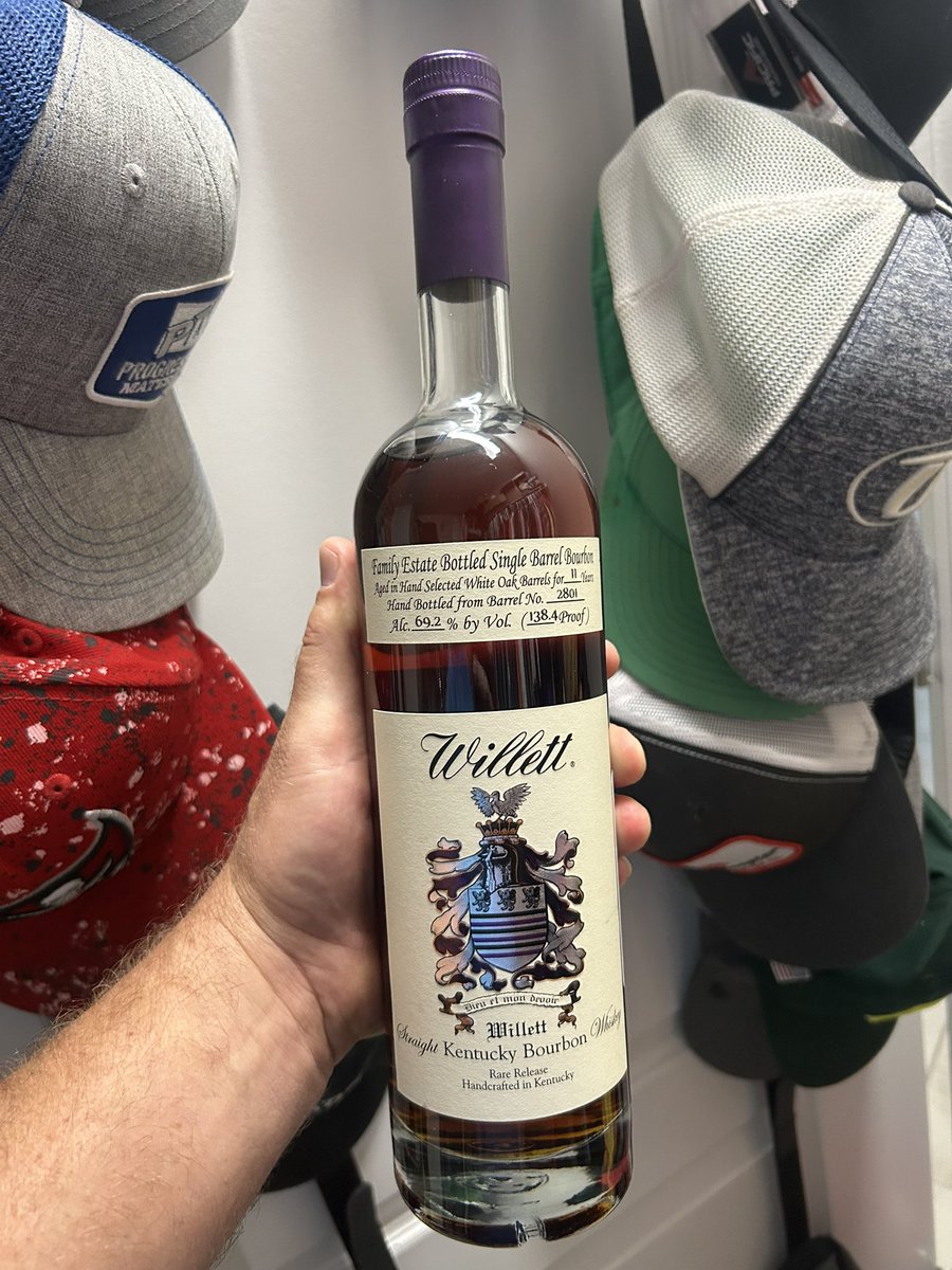 ZillaDaKilla316's tweet photo. Picked up my vault purchase from last week! #PurpleTop #Bourbon https://t.co/mTU9Zp4tCU
