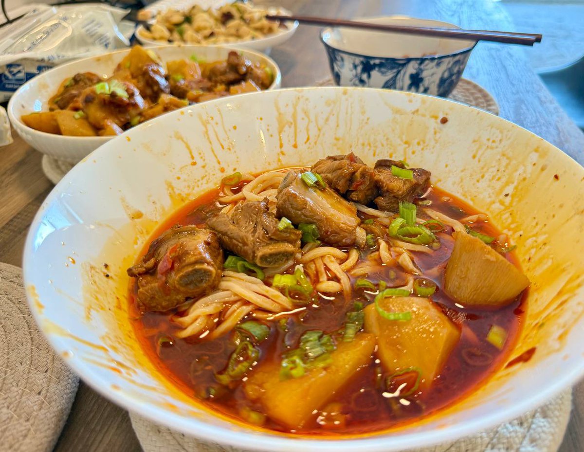 土豆芋头红烧排骨面