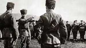 ORDULAR İLK HEDEFİNİZ AKDENİZDİR. İLERİ 
26 Ağustos 1922 Başkomutan, Fevzi Paşa, İsmet Paşa ve karargahlarının savaş kademeleri, saat 03.30’da atlara bindiler. Sisli, serin, karanlık bir geceydi. Fenerli iki süvari yol göstermek için öne geçti. Yola çıktılar. Mustafa Kemal Paşa