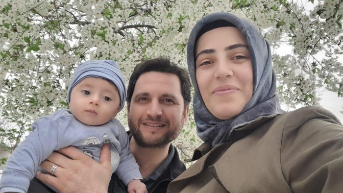 Tutuklu Murat Efenin babası:

"9aylık Murat Efe yaklaşık 4 aydır Edirne L Tipi Cezaevinde. Eşimin yarın  tutukluluk değerlendirmesi olacak. Eşimin dosyası bozuldu ayrıca kanunda madde olmasına rağmen eşim  bebeğimle  beraber tutuklu"

9AylıkEfe Hapiste
<a href="/meraldanis/">Meral Danış Beştaş</a> <a href="/LivaneliZulfu/">Ömer Zülfü Livaneli</a>