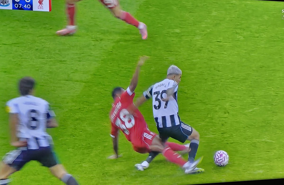 No arguments about the Gordon sending off, but the officiating was poor last night….

- Gravenberch tackle not even looked at.
- Joelinton hauled down in the box not taken to VAR. 
- Schar down with a head injury and ref absolutely oblivious.

#NUFC