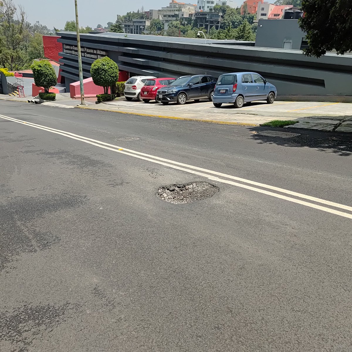 Hace apenas un mes que entregaron la pavimentación de Bosque de Tabachines y ya hay un bache. <a href="/cuajimalpa_gob/">Alcaldía Cuajimalpa</a> <a href="/CopacosCuaji/">COPACOS Bosques Cuaji 2023</a> <a href="/carlosorvananos/">Carlos Orvañanos Rea</a> 
Podrían repararlo?