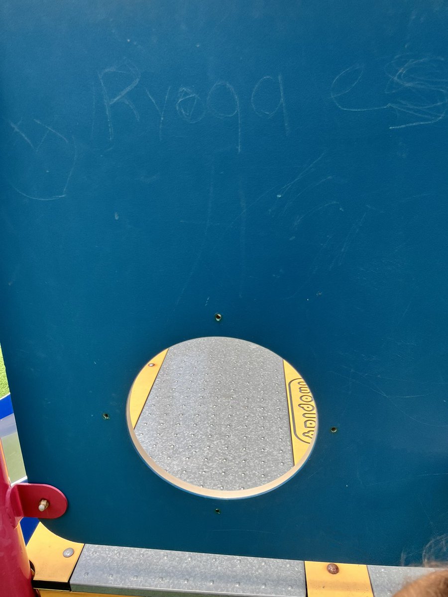 soydanimerlo's tweet photo. Meses reportando esto que está en pésimas condiciones, el baño no tiene papel, ya me comentaron que no pasan a recoger la basura, ¿cuándo arreglan? De por si hay pocos espacios para niños, mandé correo al director de @comudegdl y me respondió que daría atención hace más de un mes https://t.co/4rCN5f7QEz