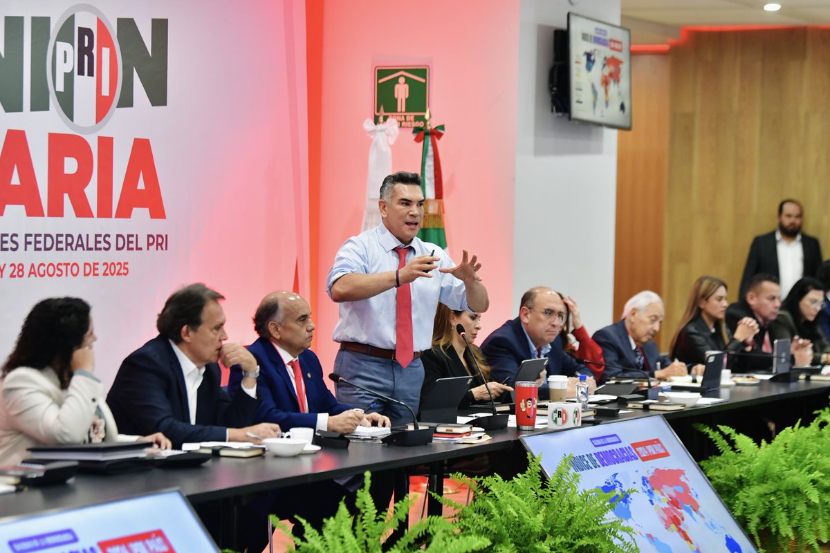 Durante la #PlenariaPRI compartí con mis compañeras y compañeros legisladores el análisis del escenario de México en el contexto internacional.

Hoy enfrentamos retrocesos preocupantes en democracia, en derechos y libertades. La salud está en crisis, el turismo abandonado y la