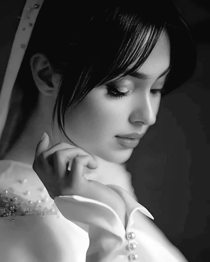 ليس ك مثله شيء في الأرض
هو أجمل من كونه نوراً أستضيء به ..

#الخُلــــــُــــــــود