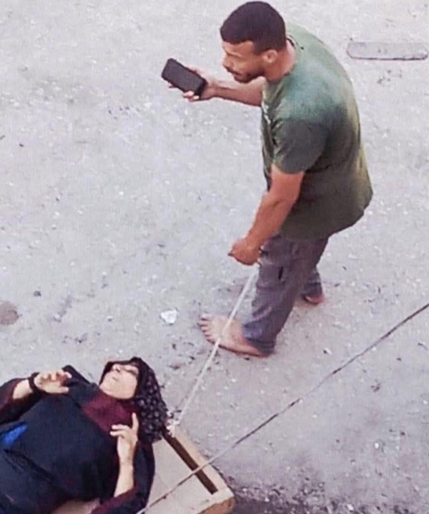 للأسف خبر صعب جداً 

حاول هذا الشاب إنقاذ والدته وسحبها بهذه الطريقة البدائية وفجأة قام جندي اسرائيلي بإطلاق قذيفة عليهم وقتلهم على الفور 

إلى رحمة الله