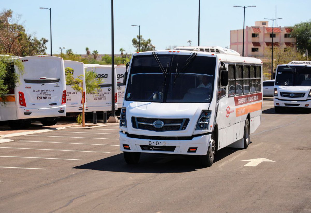 AlfonsoDurazo's tweet photo. Hoy entregamos 63 nuevas unidades, un paso histórico para transformar el transporte público en Sonora.

Más de 148 mil personas en Cajeme, Guaymas, Hermosillo y comunidades serranas tendrán un servicio digno, eficiente e incluyente para sus traslados diarios. https://t.co/FUzyZjoahI