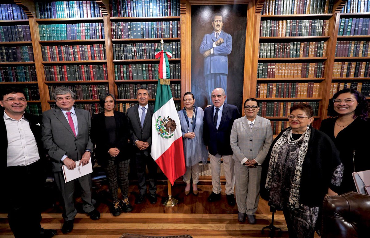 Los integrantes de la Comisión Presidencial para la Reforma Electoral nos reunimos con consejeros del <a href="/INEMexico/">@INEMexico</a> para entablar un diálogo constructivo, con miras a la transformación de nuestro sistema comicial. Buscamos que refleje los anhelos de una sociedad plural, diversa y