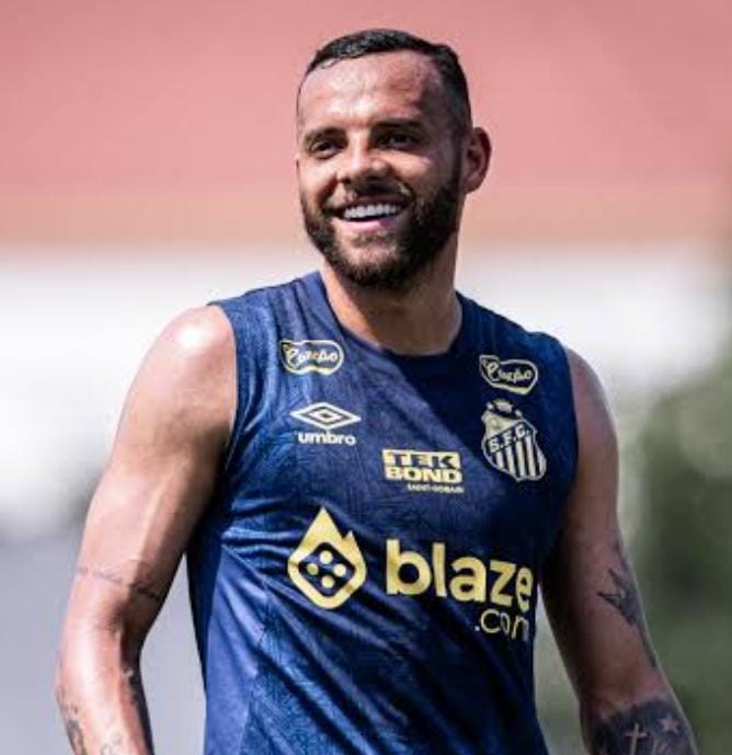 vagnerfredpress's tweet photo. O atacante Guilherme, que pediu para ser negociado antes do jogo contra o Bahia, e por isso não viajou para Salvador no fim de semana, se representou normalmente na tarde desta terça-feira. Ele deve permanecer no clube e, inclusive, ser titular contra o Fluminense domingo. https://t.co/AFbzhVkJiJ