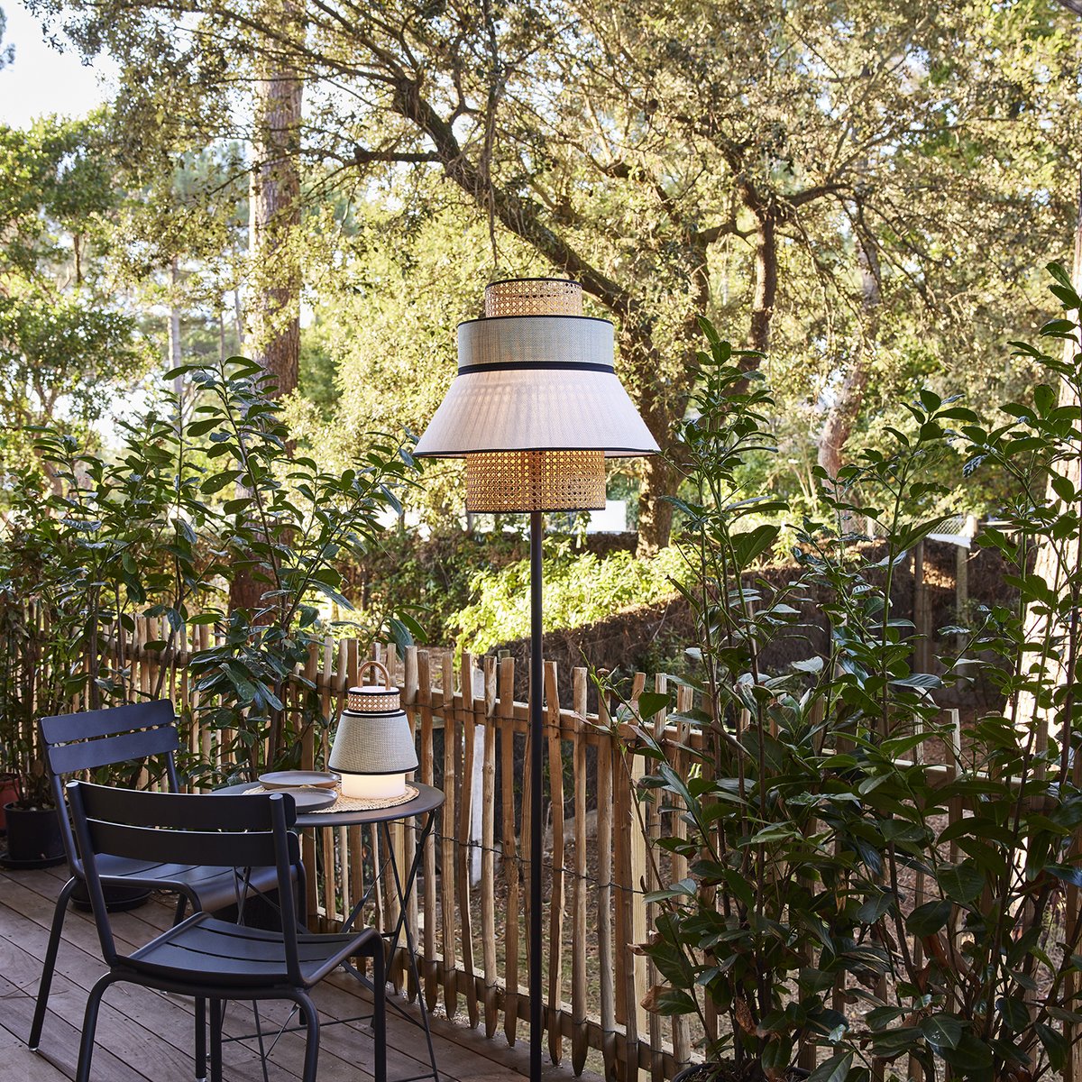 Lumitop_com's tweet image. Singapour – Market Set
Une lanterne contemporaine pour l’extérieur. Tissu Sunbrella®, cannage naturel, silhouette élégante : le lampadaire Singapour sublime vos soirées d’été.
#MarketSet #LampadaireExtérieur #ÉclairageOutdoor #DesignFrançais #LampeTerrasse #TissuSunbrella