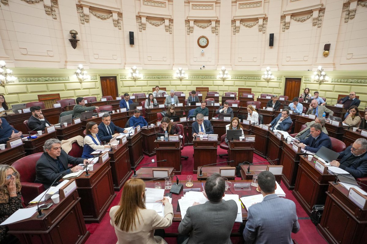Avanza la etapa de redacción de la nueva Constitución

La Comisión Redactora de la Convención Reformadora comenzó a trabajar sobre los dictámenes de las comisiones temáticas. Su tarea será elaborar los artículos que luego se debatirán en el pleno.

🔗 santafe.gob.ar/ms/reforma-con…