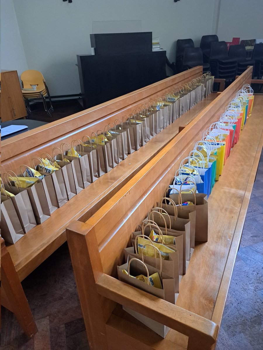 stphilipscambe1's tweet photo. Pip's Summer Club took 80 people to @zsllondonzoo today. 

Beautiful. Exhausted. 

This was the prep. 😘

Thankful to all who helped make today happen. 

@SouthwarkCofE https://t.co/cYYOcBNRvR